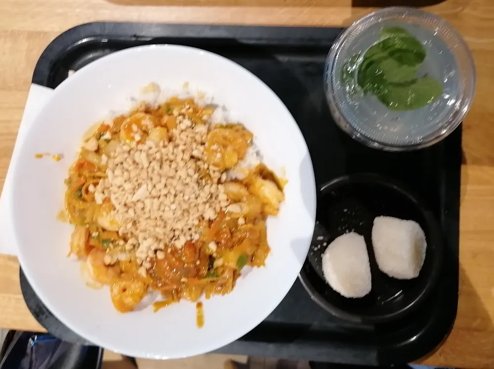 Riz Sauté Aux Crevettes Avec Cacahouètes Pilées Et Sauce Matsaman